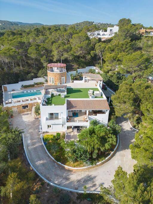 Ferienhaus für 10 Personen, mit Balkon und Whirlpool sowie Terrasse und Garten in Cala Carbó - 2