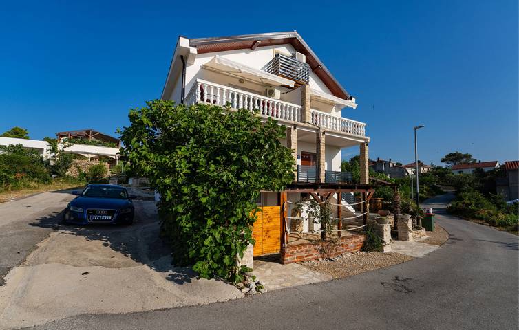 Ganze Ferienwohnung, Charmantes 1-Zimmer-Apartment mit Terrasse in der Nähe von Novigradsko More in Novigradsko More, Zadar