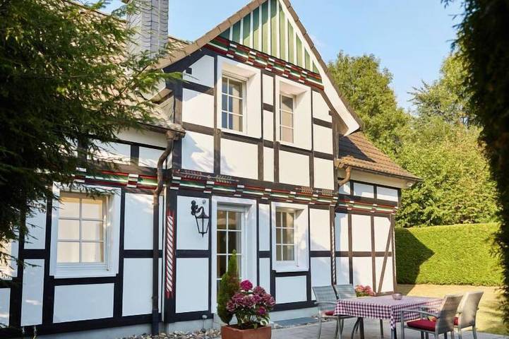 Ferienhaus für 6 Personen, mit Balkon und Pool sowie Garten in Attendorn