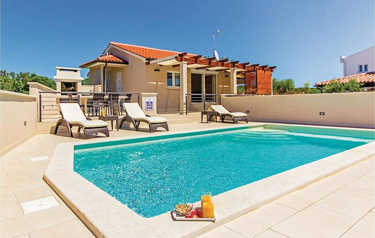 Reizendes Apartment mit Pool, Terrasse und WLAN in der Nähe des Strandes von Bijeca in Pula-Medulin, Pomer