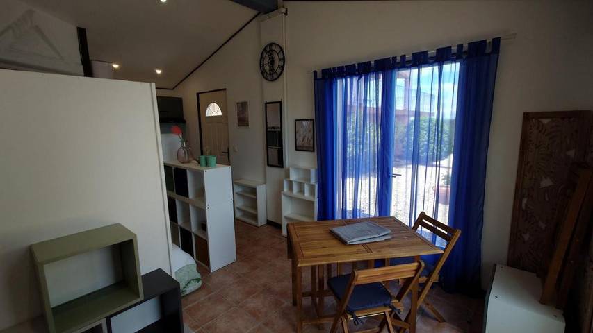 Gîte pour 3 personnes, avec piscine ainsi que vue et jardin à Llauro - 2