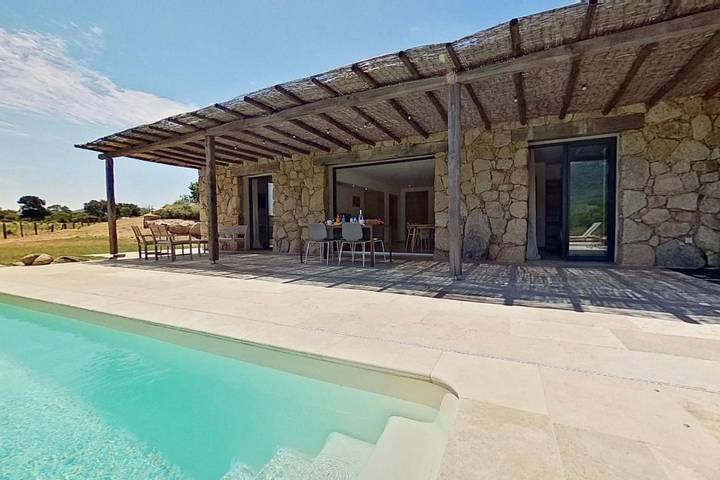 Villa pour 4 personnes, avec jardin ainsi que piscine et vue à Figari