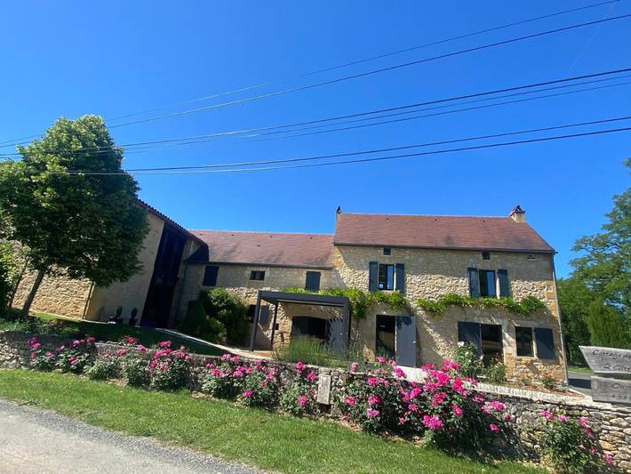 Location de vacances pour 8 personnes, avec piscine ainsi que jardin et jacuzzi à Marnac
