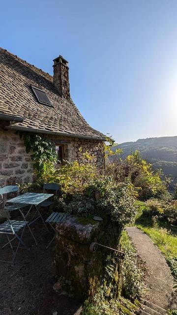 Gîte pour 4 personnes, avec vue ainsi que terrasse et jardin, animaux acceptés à Espeyrac