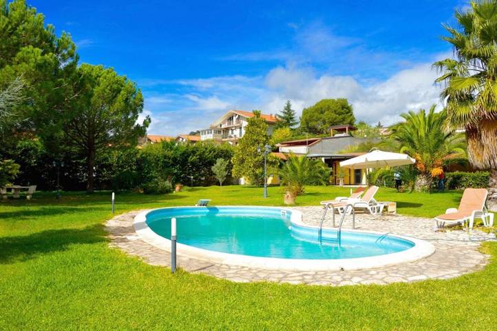 Location de vacances pour 4 personnes, avec piscine et terrasse ainsi que jardin et vue à Mascalucia - 2