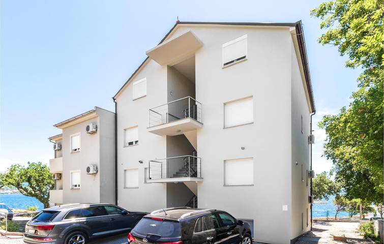 Ganze Ferienwohnung, Gemütliche Unterkunft, 100 m von der Küste entfernt: WLAN, Klimaanlage, Parkplatz und Terrasse in Klenovica in Povile, Primorje-Gorski Kotar