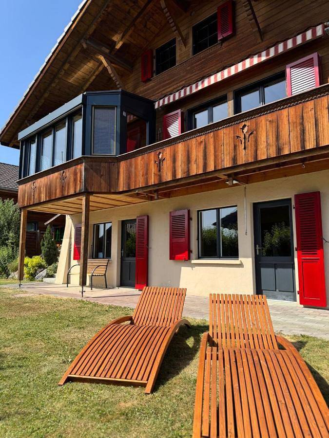 Chalet für 10 Personen, mit Balkon und Whirlpool sowie Terrasse und Sauna in Sigriswil