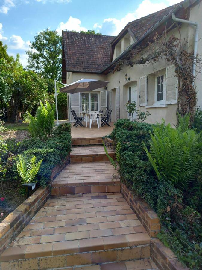 Location de vacances pour 15 personnes, avec terrasse ainsi que jardin et piscine dans Charny-Orée-de-Puisaye - 2