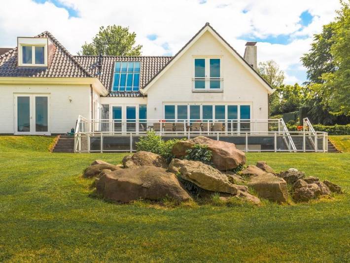 Ferienhaus für 18 Personen, mit Sauna und Garten sowie Pool und Terrasse, mit Haustier