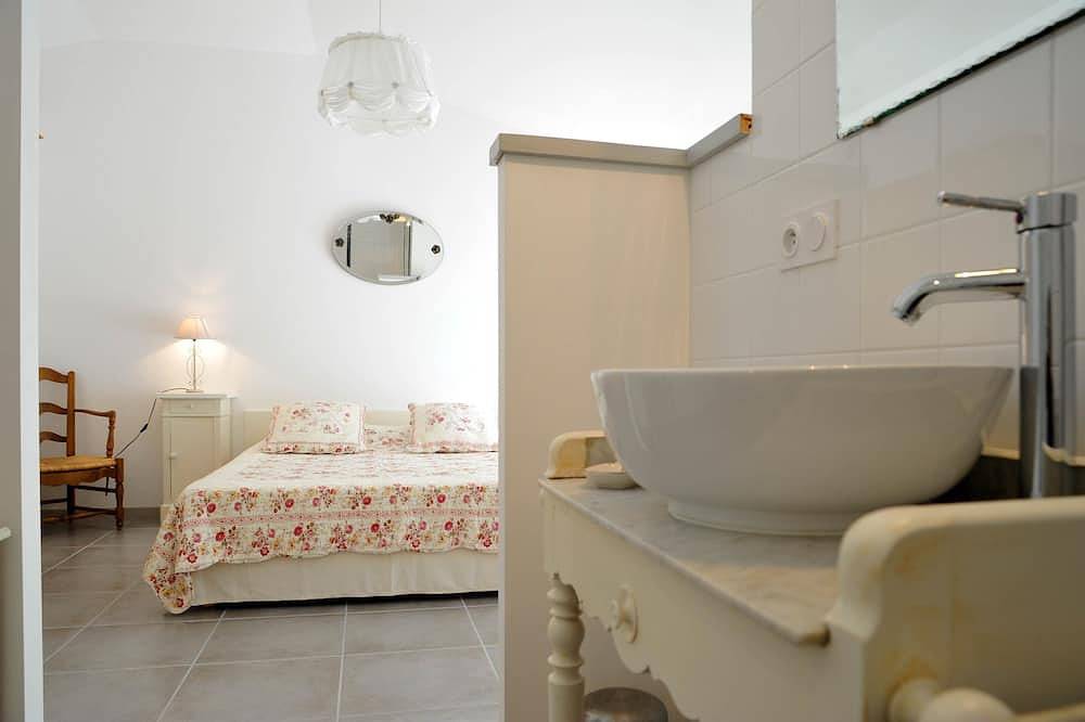 Brand new house, with all comfort and pool, at the foot of the Mont Ventoux. in Vaison-la-Romaine, Parc naturel régional du Mont-Ventoux