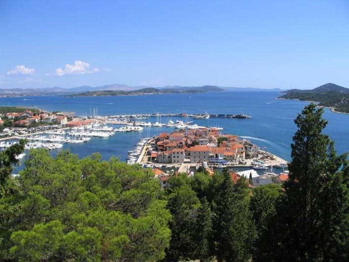 Ganze Wohnung, Mit Balkon in guter Lage in Tribunj, Šibenik-Knin