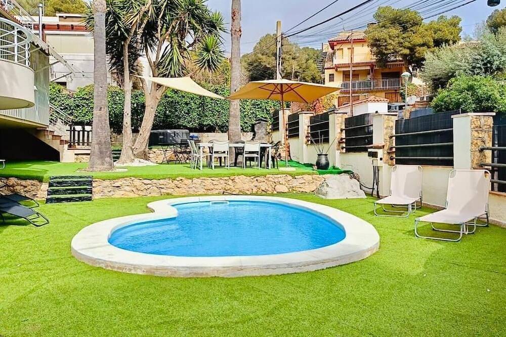 Villa La Mora Pool Oasis near wild beaches in La Móra, Tarragona