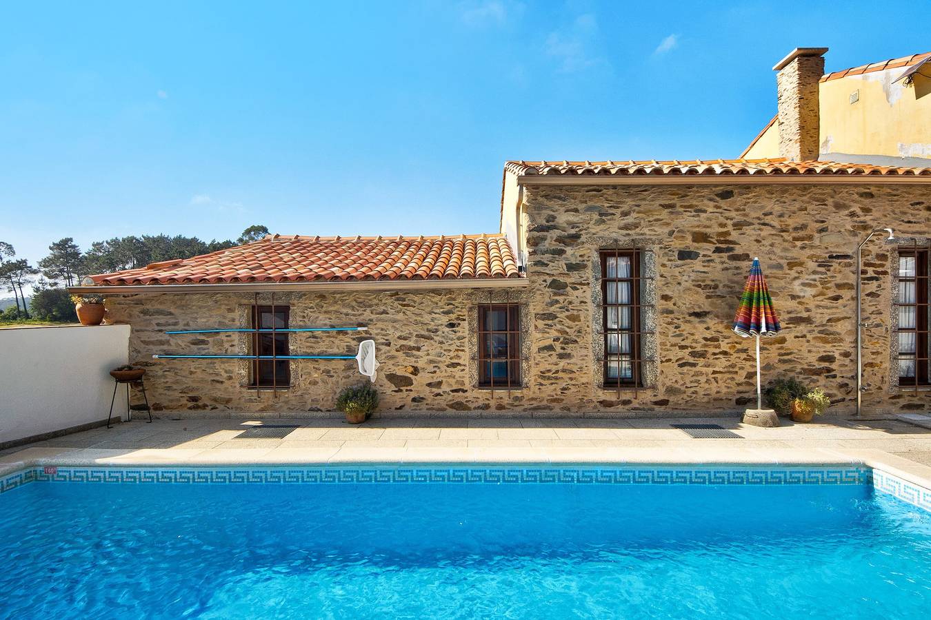 Casa de vacaciones 'Azenha Da Lagoa Negra' con vistas al lago, piscina privada y Wi-Fi in Barqueiros, Distrito de Braga