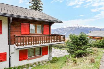 Ferienhaus für 12 Personen, mit Sauna und Balkon sowie Ausblick in der Schweiz