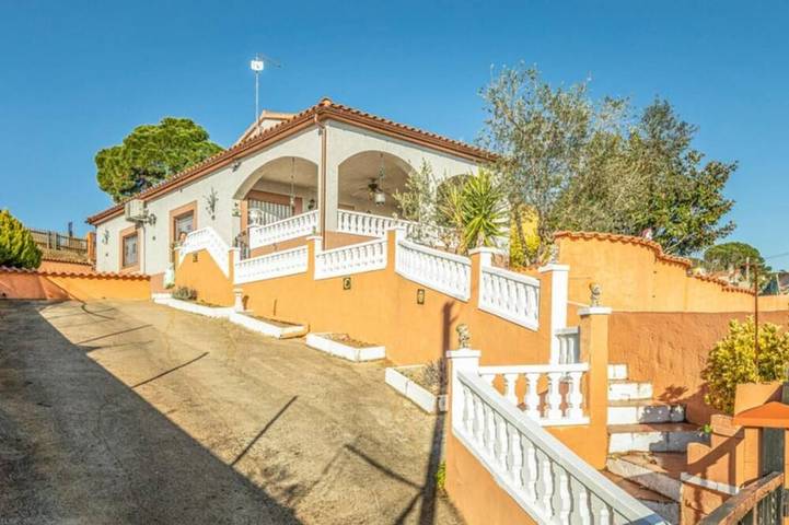 Villa pour 8 personnes, avec balcon ainsi que jardin et piscine - 1
