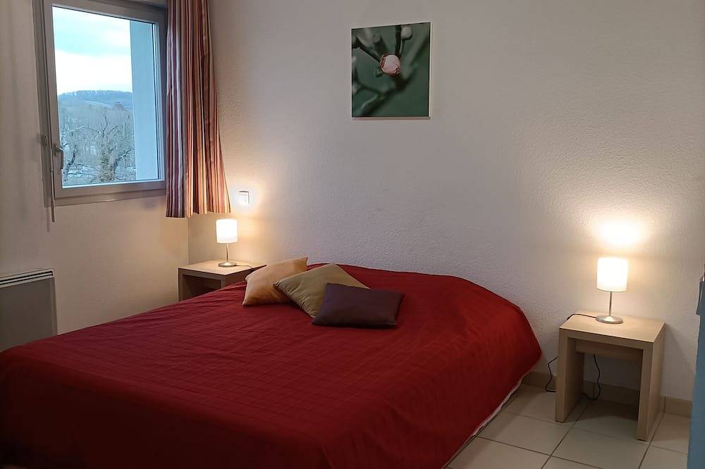 Entire apartment, T1 bis Dans Résidence Avec Piscine B40 in Salies-de-Béarn, Béarn
