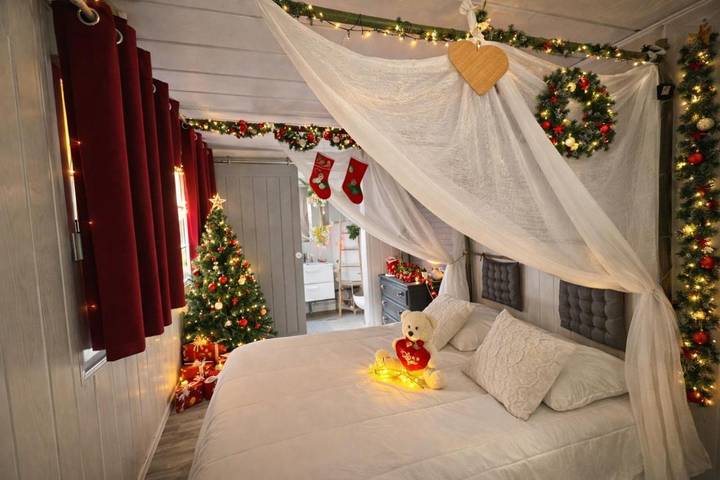 Gîte pour 2 personnes, avec piscine ainsi que jardin et jacuzzi dans Montpouillan