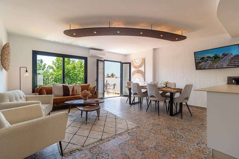 This beautiful flat is completely renovated! It has 3 beautiful bedrooms, an open plan fully equipped kitchen, a nice living room with smart tv and a terrace to enjoy the nice weather. in Mijas Pueblo, Mijas