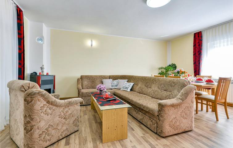 Gemütliche 2-Zimmer-Wohnung mit Pool, Terrasse und WLAN in Naturpark Sichelgebirge und die Samobor-Berge