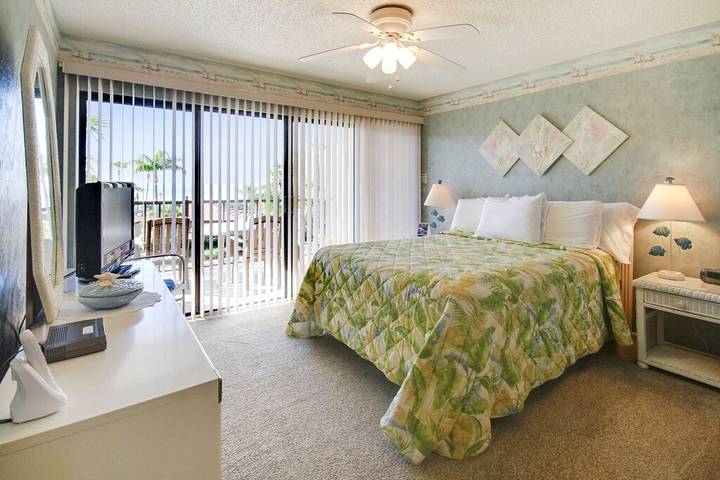 Vacation rental for 6 people, with pool and balcony as well as hot tub in Treasure Island
