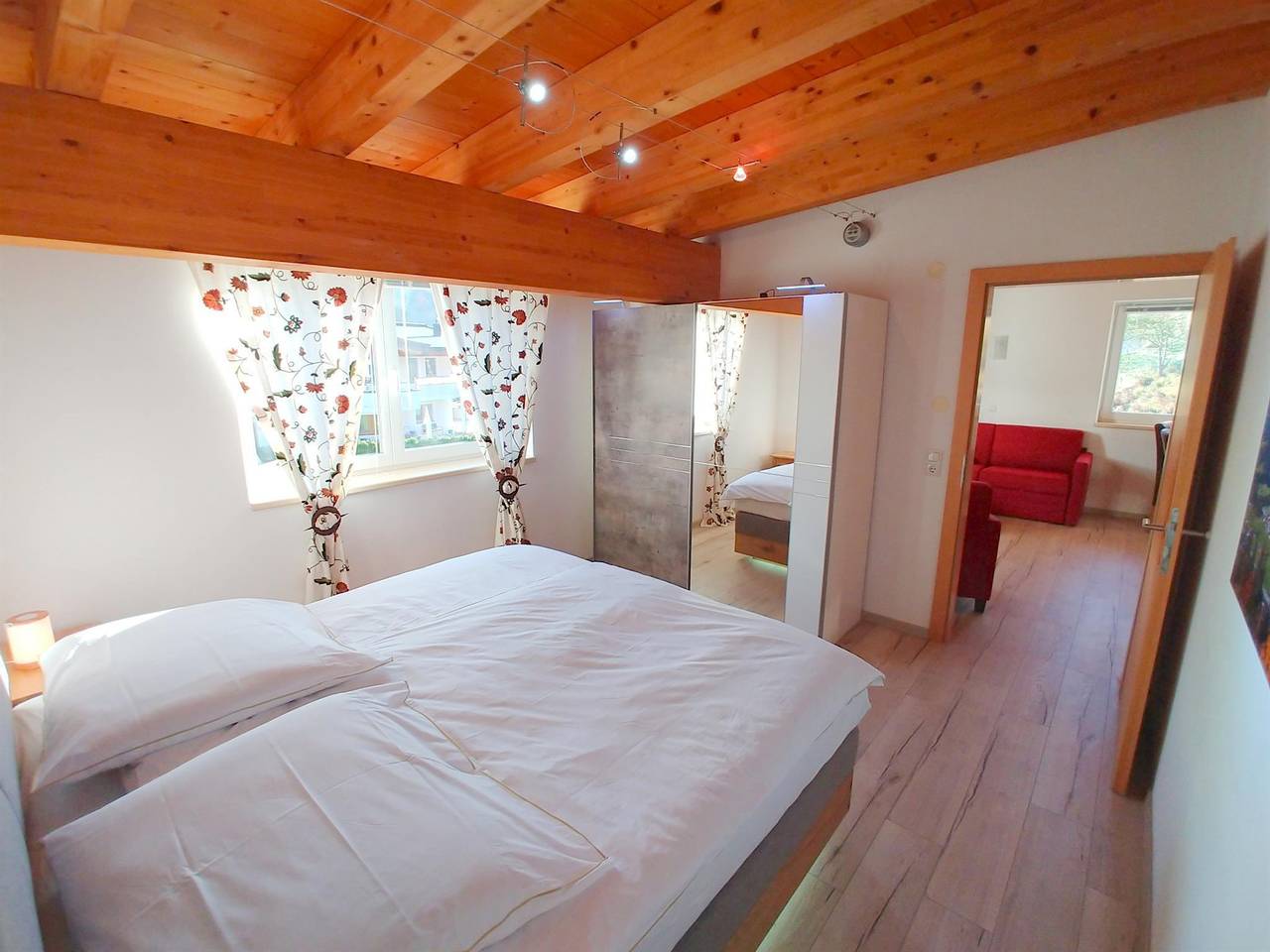 Ganze Ferienwohnung, Appartement, Terrasse und direktem Zugang zum Pool in Fieberbrunn, Bezirk Kitzbühel