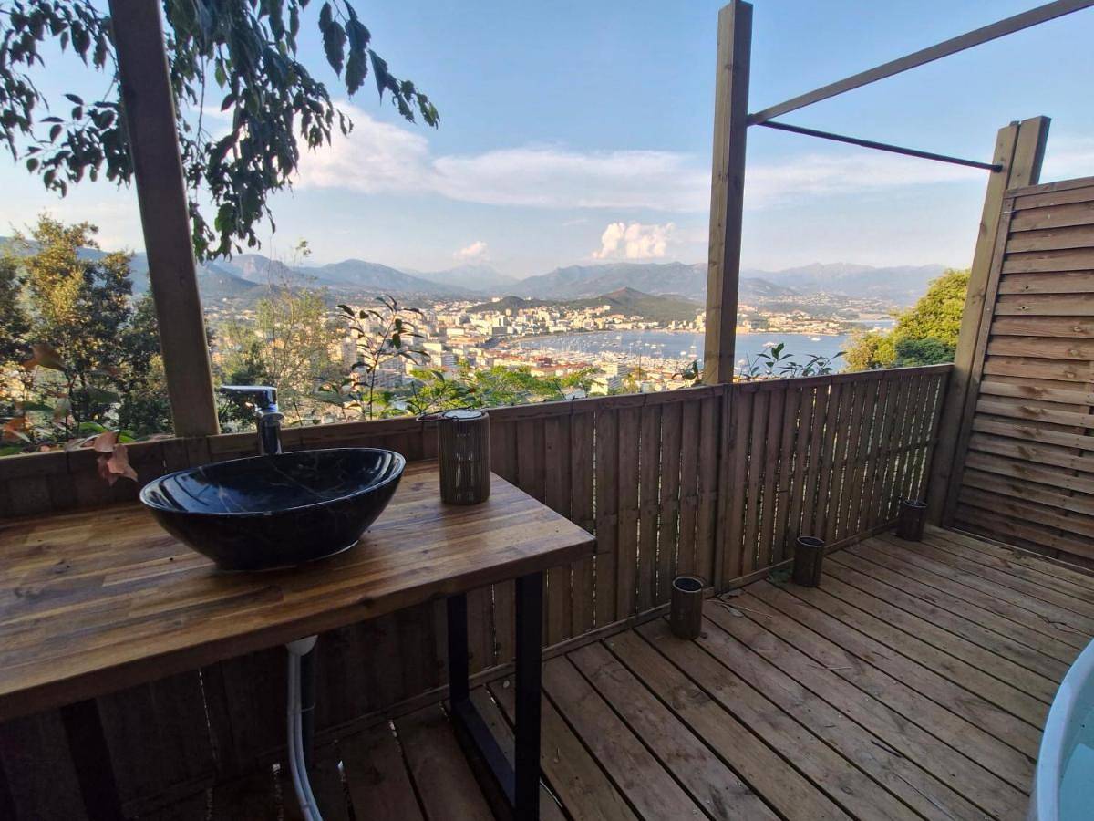 Ajaccio, Dormir sous les étoiles, cabanon à toit ouvrant, vue mer et montagne in Ajaccio, Golfe D'Ajaccio