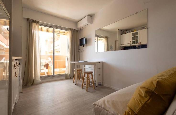 Gîte pour 4 personnes, avec vue ainsi que piscine et balcon dans Plage La Favière - 2