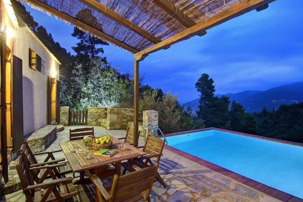 Arktos Secluded villa with private pool, Wi-Fi internet, away from it all! in Sporades