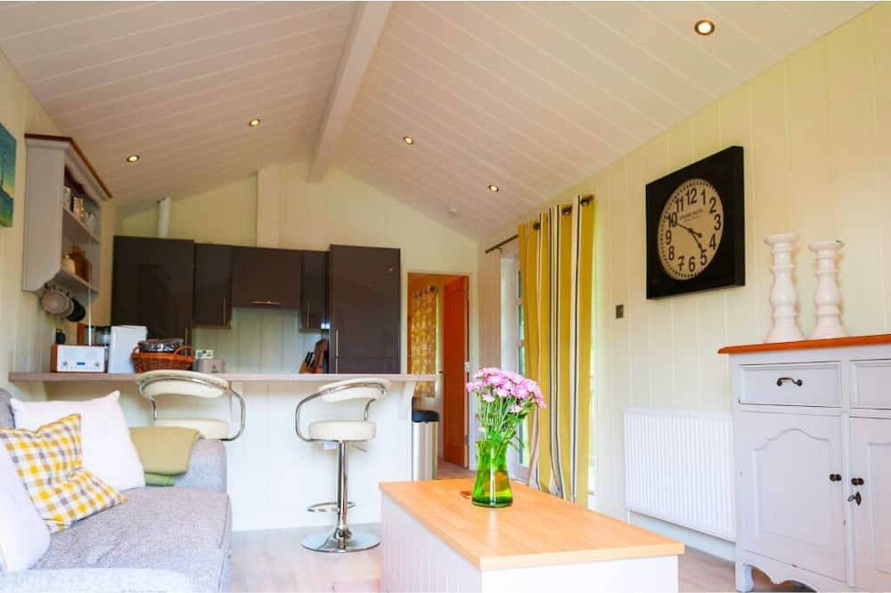 The Lodge by the Lake, Dunbar including hot tub in Edinburgh and Lothian