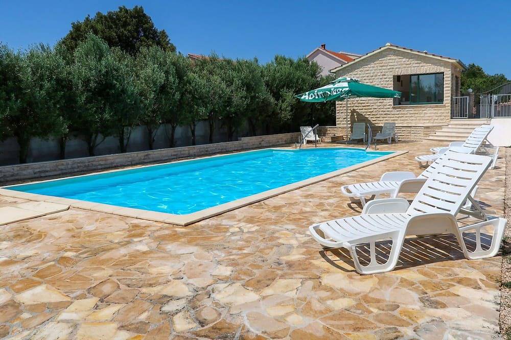 Precioso apartamento en villa para 4 personas con A/C, piscina, Wifi, Tv, balcón y aparcamiento in Rogoznica, Condado de Šibenik-Knin