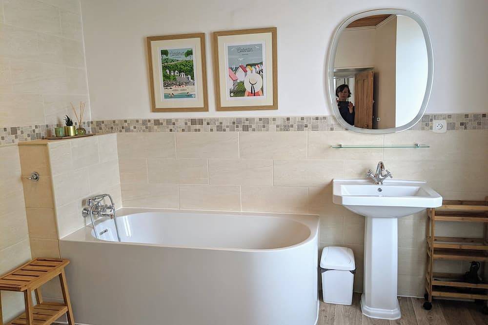 Belle maison individuelle avec jardin privé, piscine, terrain de tennis sur gazon près de la plage in Vesly, Région de Coutances