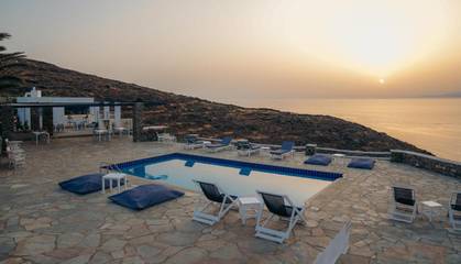 Cottage pour 2 personnes, avec jacuzzi ainsi que piscine et jardin dans Sifnos