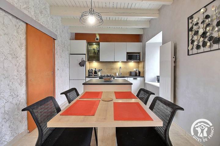 Gîte pour 4 personnes, avec terrasse ainsi que piscine et jardin, animaux acceptés à Pleudaniel - 3