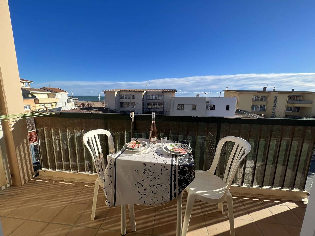 Entire studio, Affordable studio for 4 with balcony near the beach in Valras-Plage, Côte d'Améthyste