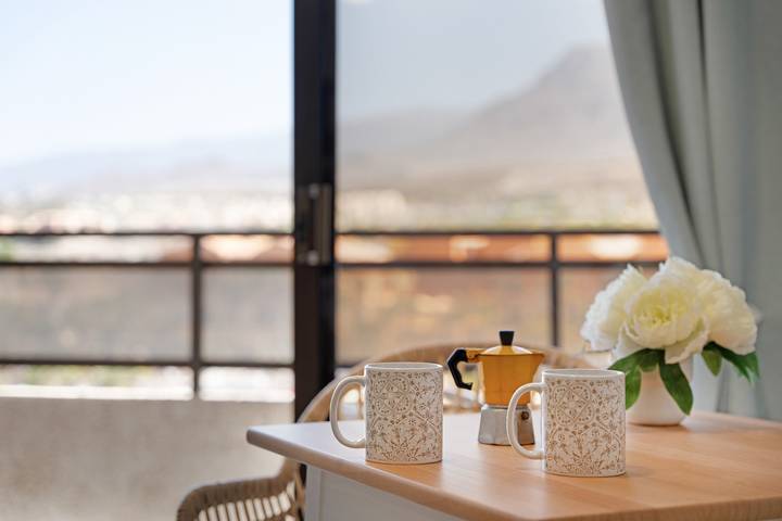 Appartement entier, Appartement de vacances 'Apto Sasha Los Cristianos' avec vue sur les montagnes, terrasse et Wi-Fi in Los Cristianos, Arona