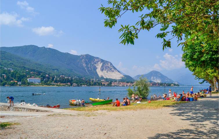 Apartamento con vistas al lago, aparcamiento y terraza in Luino, Comune di Luino
