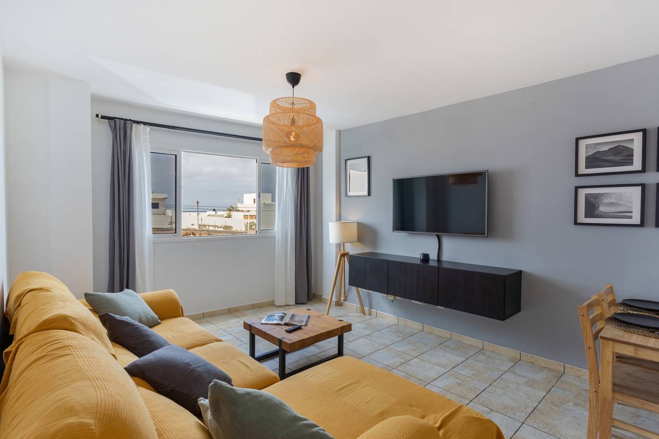 Entire apartment, Vacation 'El Pico' with Wi-Fi in La Santa, Tinajo