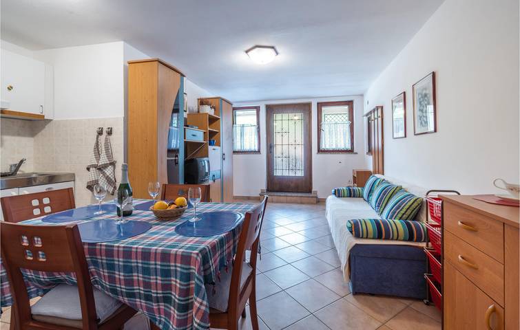 Ganze Ferienwohnung, Charmantes Apartment mit Terrasse, WLAN und Parkplatz in der Nähe des Strandes Duga Uvala in Marčana, Südküste Istrien