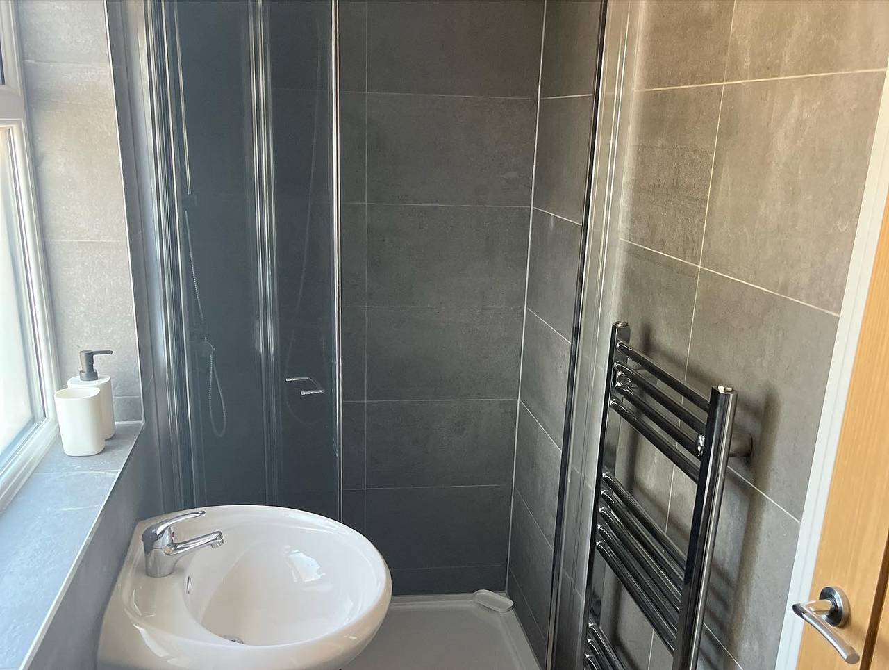 House - Sleeps 14, onsite parking & pets allowed in Poole, Südwestengland