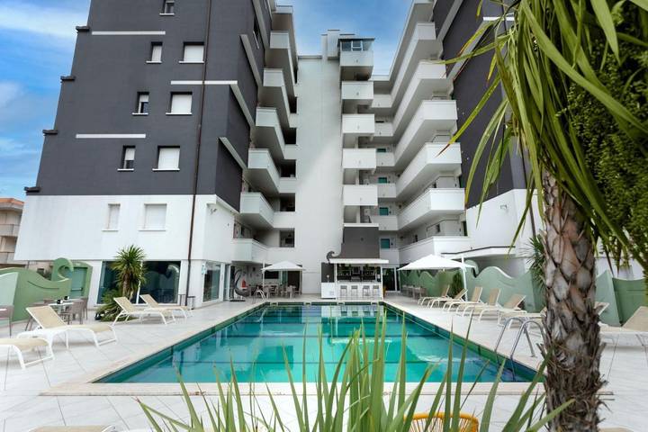 Appartamento per 4 persone, con Terrazza e Idromassaggio nonché Piscina e Sauna a Miramare