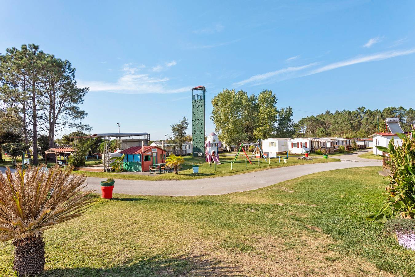 Chalet 'Bungalow T3 I I -15 Min da Nazaré' con piscina condivisa, terrazza e aria condizionata in Leiria District