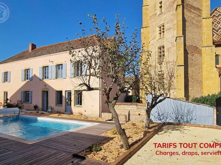 Gîte pour 12 personnes, avec jardin dans La Bénisson-Dieu