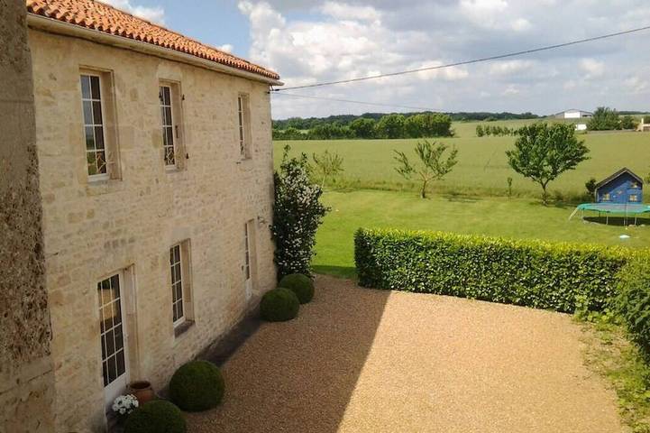 Location de vacances pour 5 personnes, avec Terrasse ainsi que Jardin et Piscine à Landrais