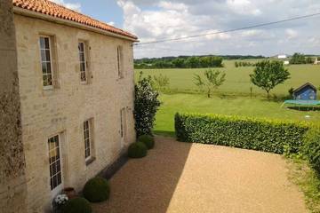 Gîte pour 5 personnes, avec jardin et piscine à Landrais