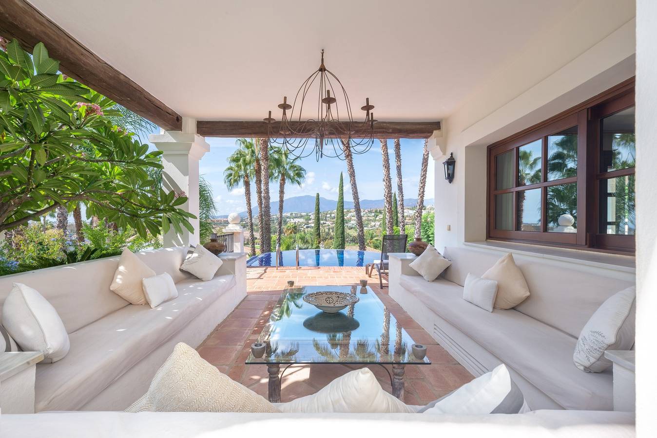 Luxury Villa Sildavia with Pool, Garden, Terrace, Balcony, A/C & Wi-Fi in El Paraíso, Estepona