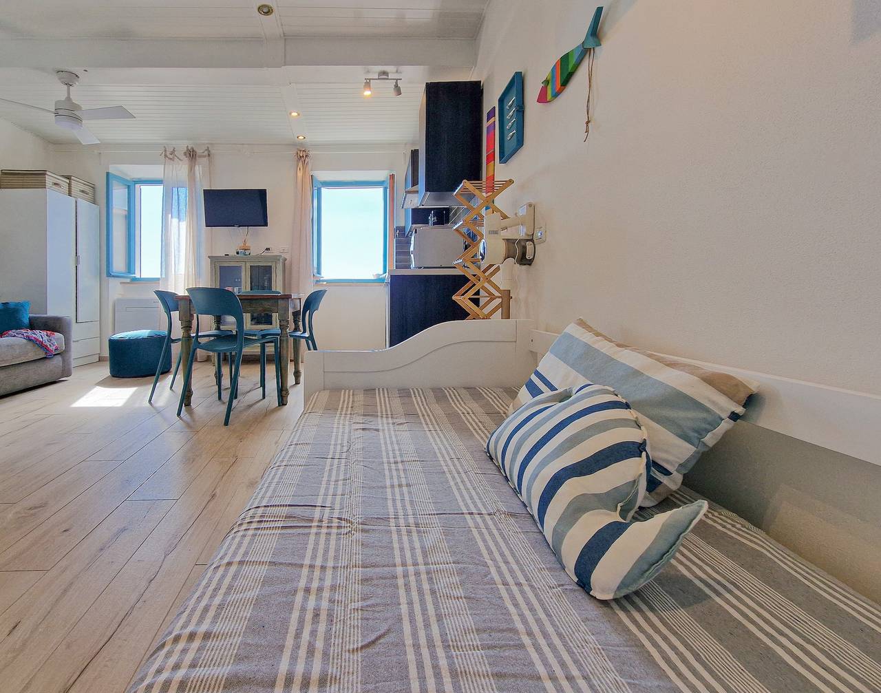 Hel studio-lejlighed, 'Loft Azzurro Centro Storico' Studio with Air Conditioning in Rio Marina, Elba