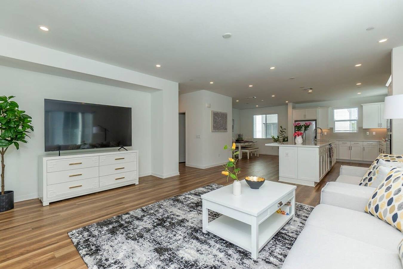 Entire apartment, Central Location Master Bedroom w Shared Bathroom in Irvine, Orange County