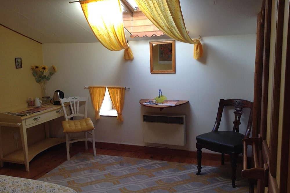 Chambre d'hôtes « Chambre Tournesols » avec terrasse partagée, jardin partagé et Wi-Fi in Polignac, Haute-Loire