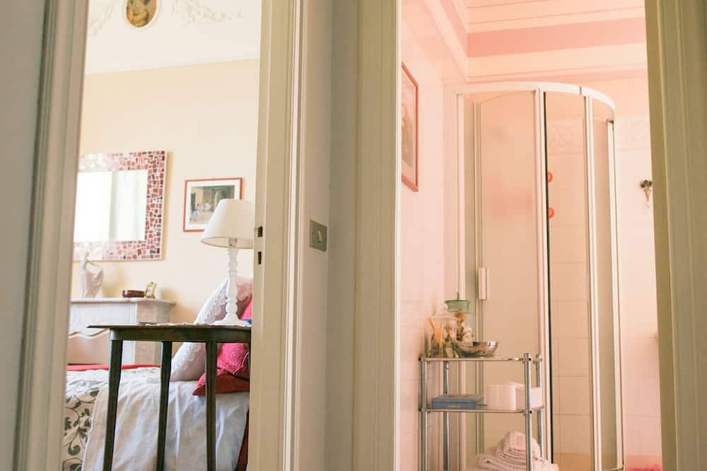 Entire apartment, Agapantus apartment in a 19th century villa in Dolceacqua, Ligurian Alps