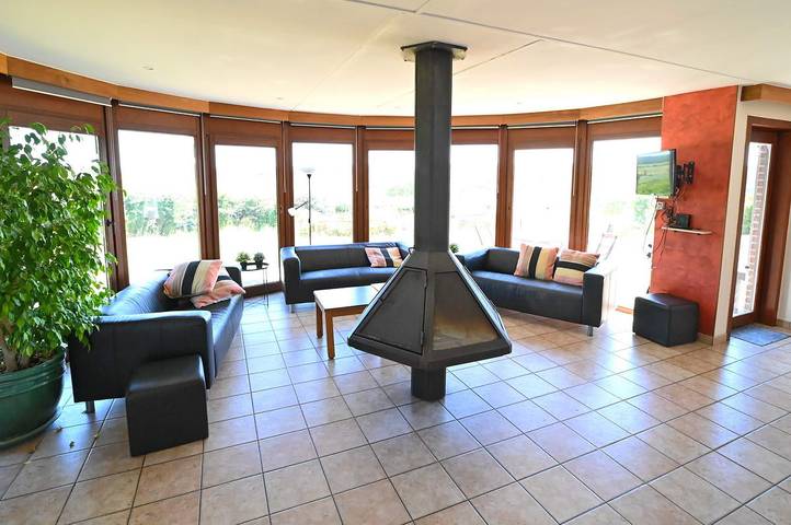 Location de vacances pour 11 personnes, avec terrasse ainsi que sauna et jardin, animaux acceptés à Somme-Leuze - 3